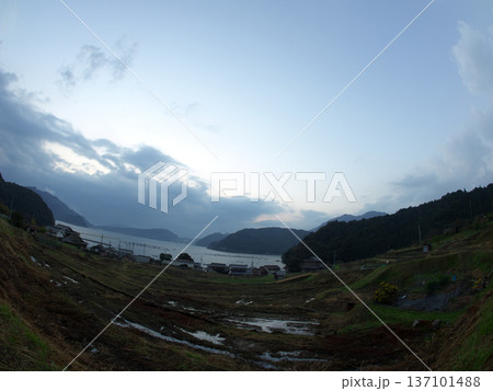 丘から見た港町 137101488