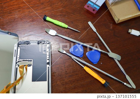 スマートフォンの電池交換のための分解作業 137101555