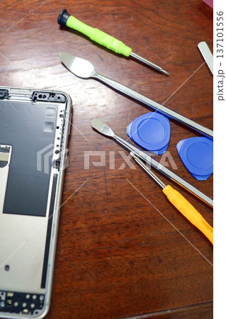 スマートフォンの電池交換のための分解作業 スマートフォンの電池交換のための分解作業 137101556