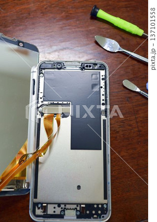 スマートフォンの電池交換のための分解作業 スマートフォンの電池交換のための分解作業 137101558