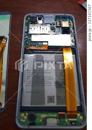 スマートフォンの電池交換のための分解作業 137101567