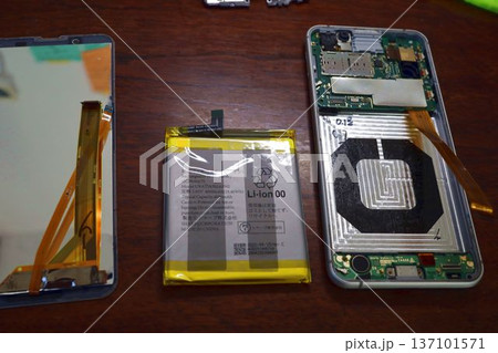 スマートフォンの電池交換のための分解作業 137101571