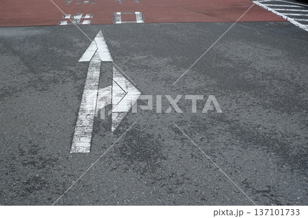 道路に表示される矢印 137101733