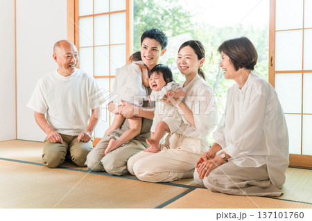里帰り,実家に帰省した息子夫婦と両親,祖父母(三世代家族） 137101760