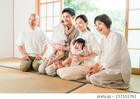里帰り,実家に帰省した息子夫婦と両親,祖父母(三世代家族） 137101761