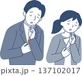 悩む若い女性と若い男性の上半身 137102017