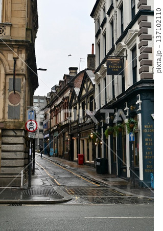 リヴァプールの小さな通りの風景 137102110