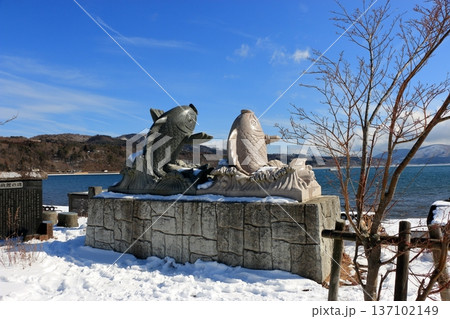 Iconic Stautes by Lake Yamanakako in the winter, in yamanashi Japan 137102149