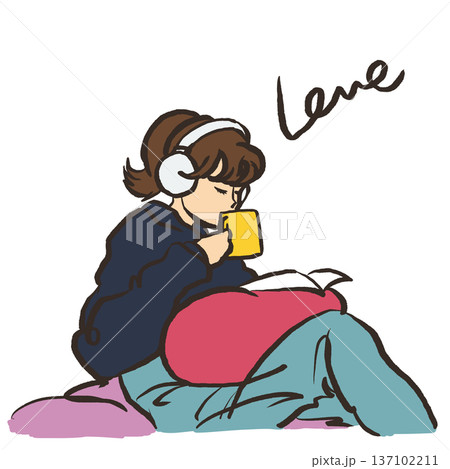 コーヒーを飲んでリラックスする女性 137102211