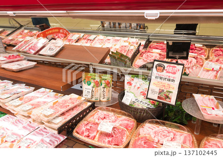 2月・お肉屋さんでお買い物する 137102445