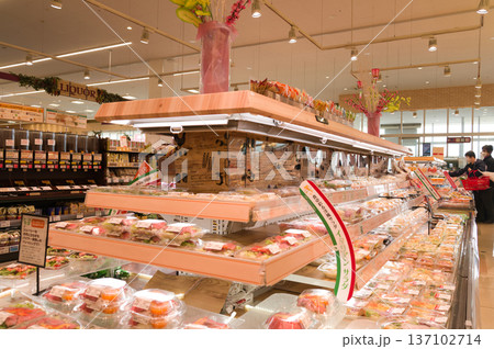 2月・スーパーマーケットのサラダ売り場 137102714