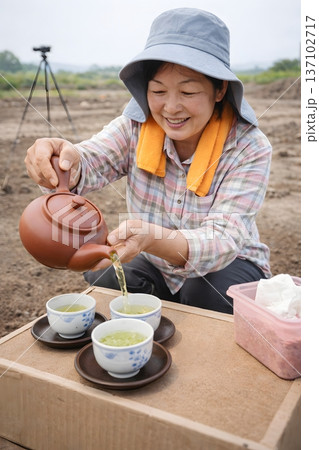 作業途中の休憩 137102717