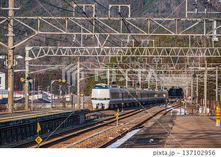 湖西線永原駅を通過する特急電車 サンダーバード号 滋賀県長浜市西浅井町 湖西線永原駅を通過する特急電車 サンダーバード号 滋賀県長浜市西浅井町 137102956