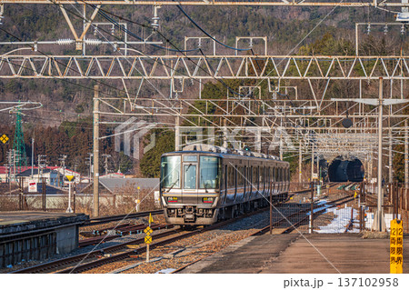 湖西線永原駅を発車する敦賀行き新快速電車 滋賀県長浜市西浅井町 湖西線永原駅を発車する敦賀行き新快速電車 滋賀県長浜市西浅井町 137102958