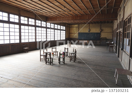 道の駅に併設展示されているレトロな旧小学校の木造校舎内部 137103231