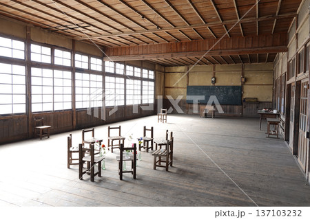 道の駅に併設展示されているレトロな旧小学校の木造校舎内部 137103232