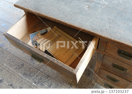 道の駅に併設展示されているレトロな旧小学校の木造校舎内部 137103237