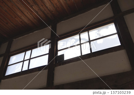 道の駅に併設展示されているレトロな旧小学校の木造校舎内部 137103239