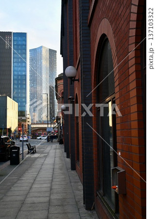 レンガ造りの建物が並ぶマンチェスターの街並み レンガ造りの建物が並ぶマンチェスターの街並み 137103322