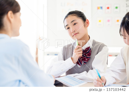 教育 英会話教室でレッスンを受ける女子高生 教育 英会話教室でレッスンを受ける女子高生 137103442