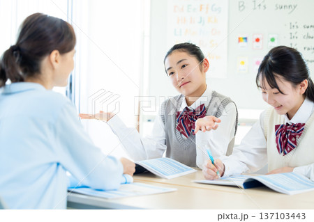 教育 英会話教室でレッスンを受ける女子高生 教育 英会話教室でレッスンを受ける女子高生 137103443