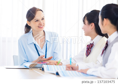 教育　英会話教室でレッスンを受ける女子高生 137103475