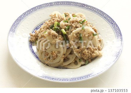 レンコンと挽肉の炒めもの レンコンと挽肉の炒めもの 137103553