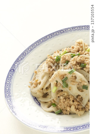 レンコンと挽肉の炒めもの 137103554