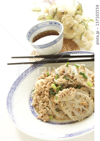 レンコンと挽肉の炒めもの レンコンと挽肉の炒めもの 137103559