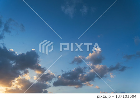 冬の日没の青空と太陽光で輝く雲02 冬の日没の青空と太陽光で輝く雲02 137103604