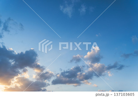 冬の日没の青空と太陽光で輝く雲03 137103605