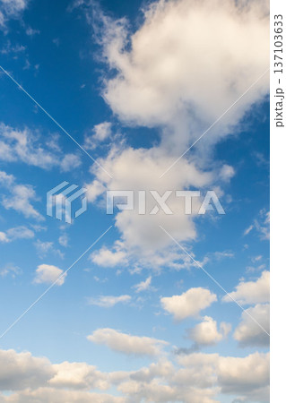 冬の夕方の青空と輝くふわふわの白い雲10 冬の夕方の青空と輝くふわふわの白い雲10 137103633