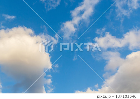冬の夕方の青空と輝くふわふわの白い雲24 冬の夕方の青空と輝くふわふわの白い雲24 137103646