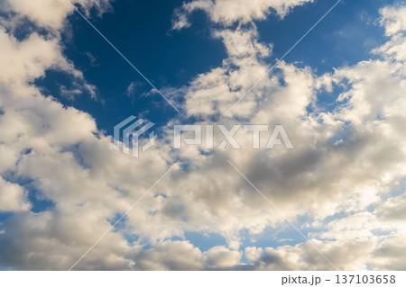 冬の夕方の青空と輝くふわふわの白い雲39 137103658