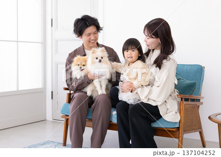 愛犬と家族のポートレート 愛犬と家族のポートレート 137104252
