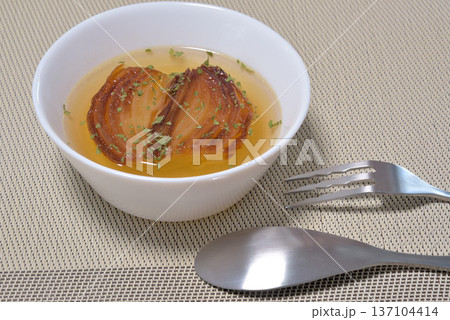 丸ごと玉ねぎ入りコンソメスープ　 137104414