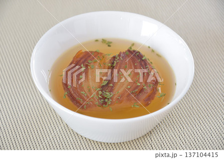 丸ごと玉ねぎ入りコンソメスープ　 137104415