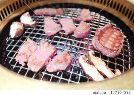 焼肉網焼き和牛カルビ調理風景 137104552