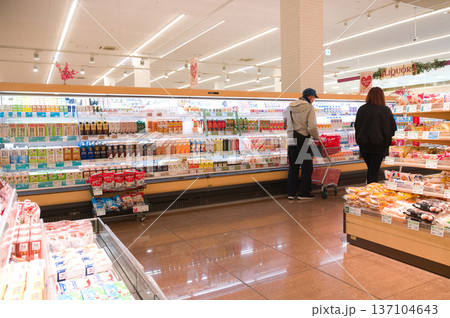 2月・買い物する若い夫婦 137104643