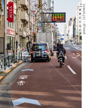 自転車ナビライン上の駐車車両を避けて走行する自転車 都市交通の課題 自転車ナビライン上の駐車車両を避けて走行する自転車 都市交通の課題 137104655