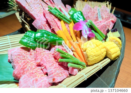和牛焼肉盛り合わせ(野菜付き豪華舟盛り) 和牛焼肉盛り合わせ(野菜付き豪華舟盛り) 137104660