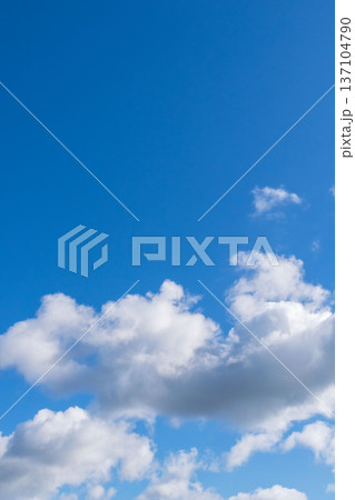 冬の朝の青空と白いふわふわの雲21 冬の朝の青空と白いふわふわの雲21 137104790