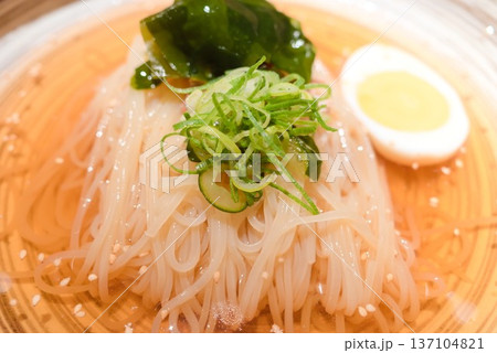 ゆで卵付き韓国冷麺 137104821