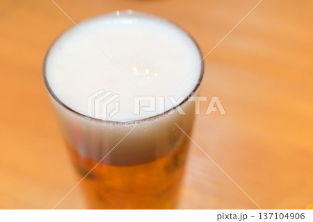 キンキンに冷えた泡立ち生ビール キンキンに冷えた泡立ち生ビール 137104906