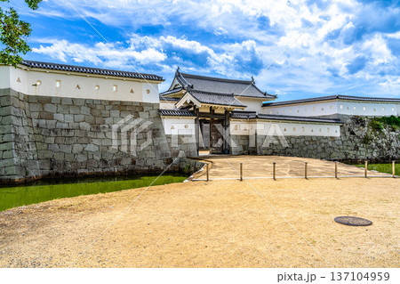 【日本100名城】初秋の赤穂城 本丸門と内堀 兵庫県赤穂市 【日本100名城】初秋の赤穂城 本丸門と内堀 兵庫県赤穂市 137104959