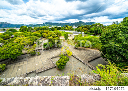 【日本100名城】初秋の赤穂城 天守台から見た御殿跡と本丸厩口門 兵庫県赤穂市 【日本100名城】初秋の赤穂城 天守台から見た御殿跡と本丸厩口門 兵庫県赤穂市 137104971