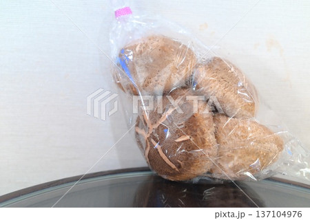 袋詰めした立派な椎茸 137104976