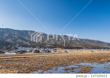 奥琵琶湖の棚田風景 滋賀県長浜市永原 奥琵琶湖の棚田風景 滋賀県長浜市永原 137105025