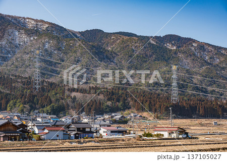 奥琵琶湖の山の麓の集落　滋賀県長浜市永原 137105027