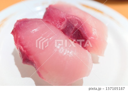 赤身魚の握り寿司 137105187